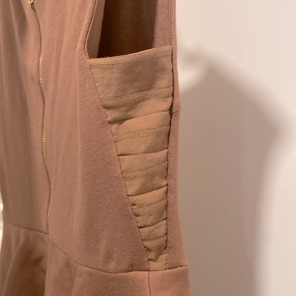 [Alice + Olivia] Employed Brown Sleeveless Peplum Pencil Midi Dress Women’s Sz 6 - Picture 9 of 10